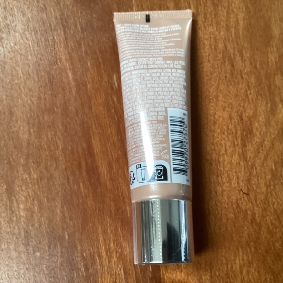 Revlon Colorstay Face + Body Glow Lotion New/Sealed 110 - Picture 3 of 4